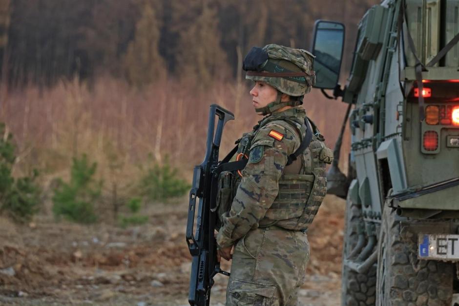 Militar dando la seguridad próxima