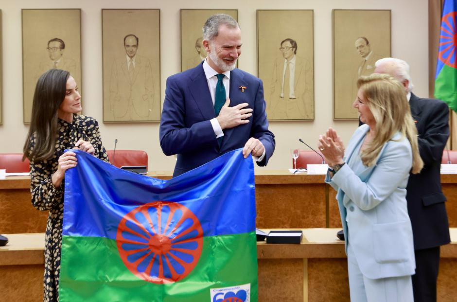 Los Reyes reciben la bandera gitana en el Congreso de los Diputados