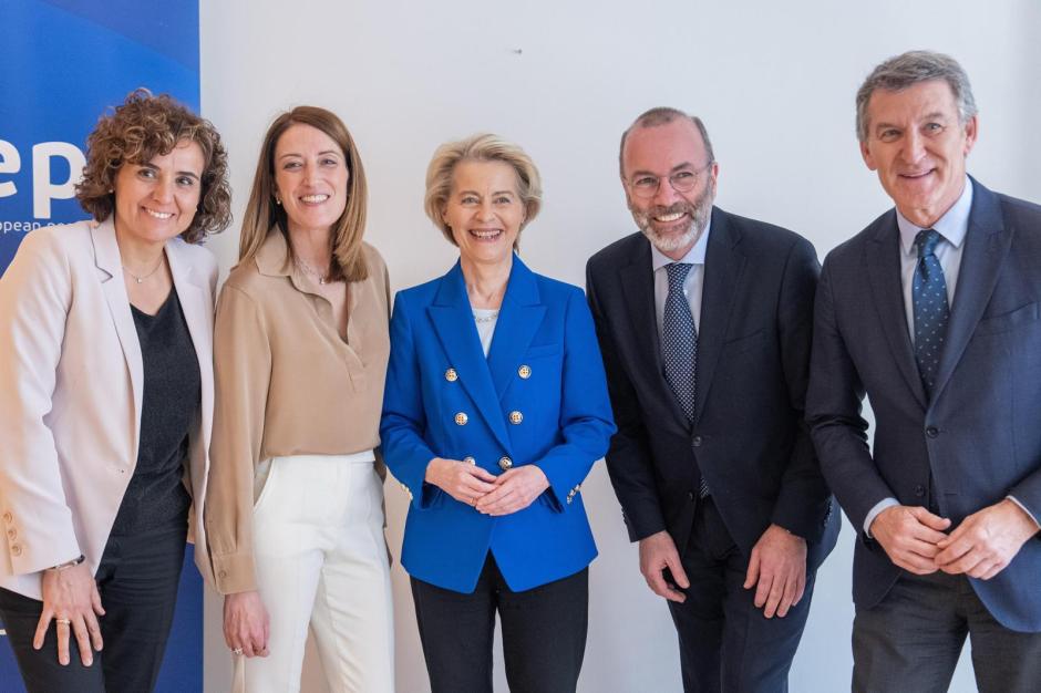 Dolors Montserrat, Roberta Metsola, Ursula von der Leyen, Manfred Weber y Alberto Núñez Feijóo