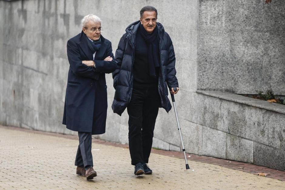 El periodista José Miguel Contreras (d) y el consejero de telefónica Javier de Paz.