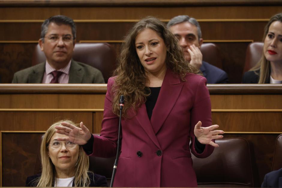 La diputada del PP Ester Muñoz interviene durante una sesión de control al Gobierno en el Congreso de los Diputados