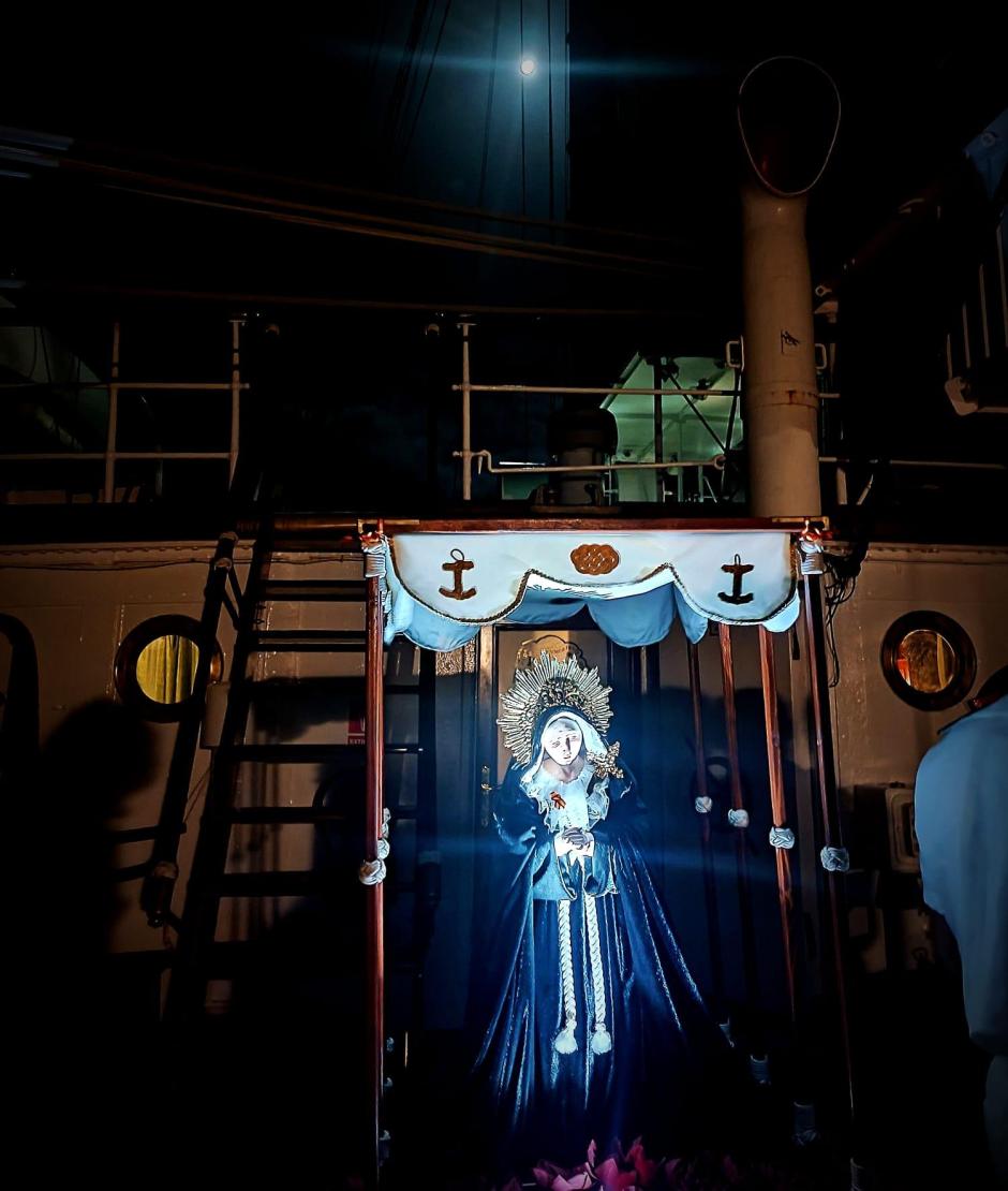 Procesión de Nuestra Señora de la Soledad a bordo de Elcano en abril de 2022