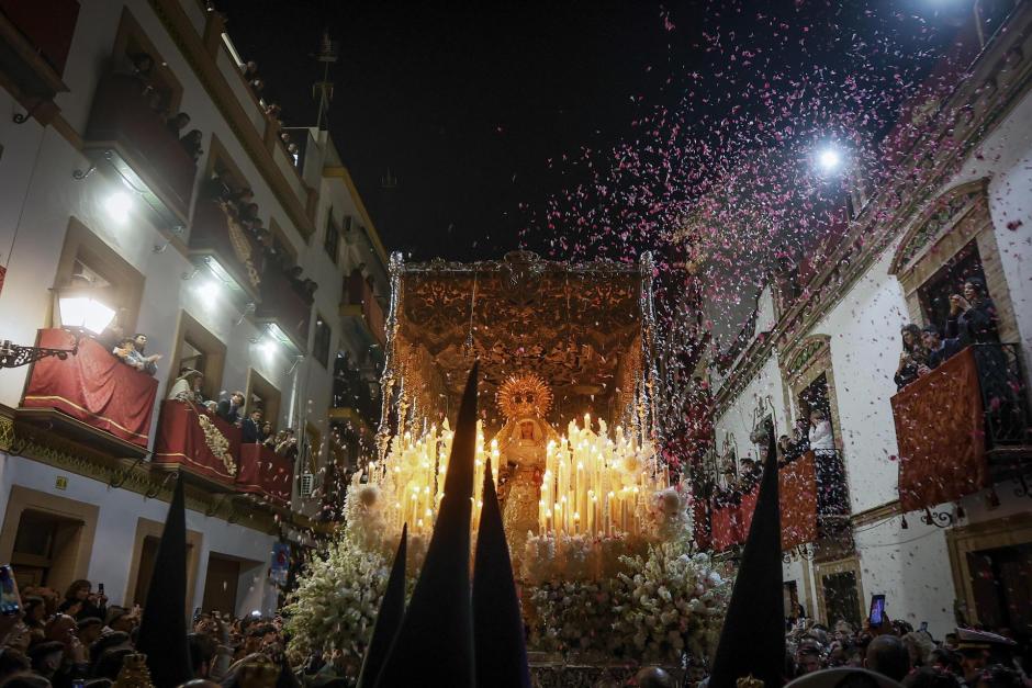 'Petalá' a Nuestra Señora de la Esperanza de Triana, en la calle Pureza