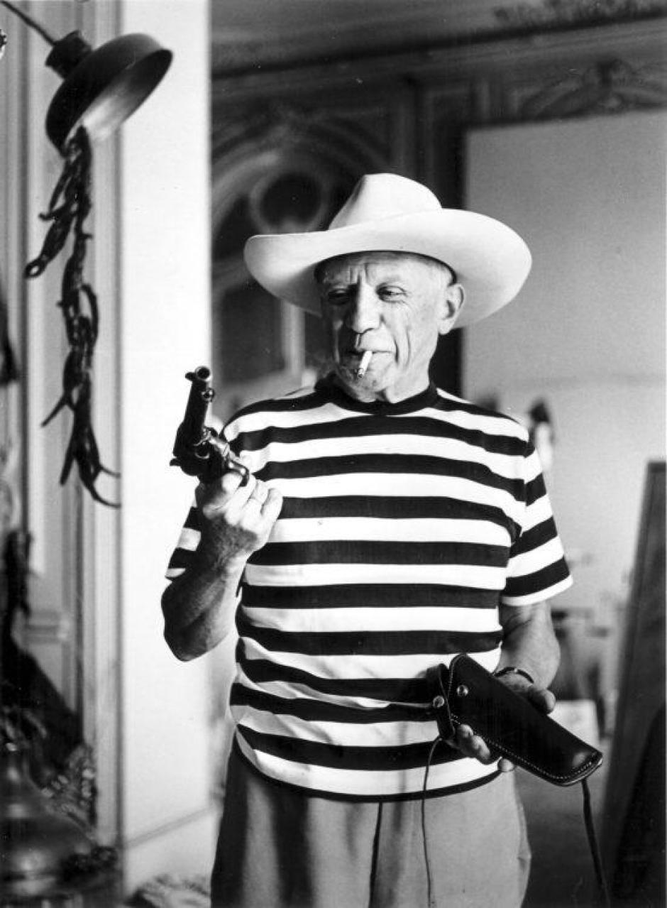 Como parte del personaje que se había construido, a Picasso le gustaba fardar de armas. El fotógrafo André Villers lo retrató con un revolver, pitillo en boca y sombrero vaquero (y su eterna camiseta a rayas de artista bohemio parisino).
