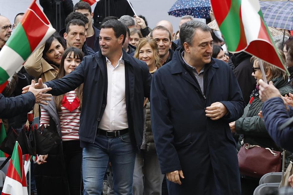 El presidente del PNV, Aitor Esteban (d), y el lendakari, Imanol Pradales