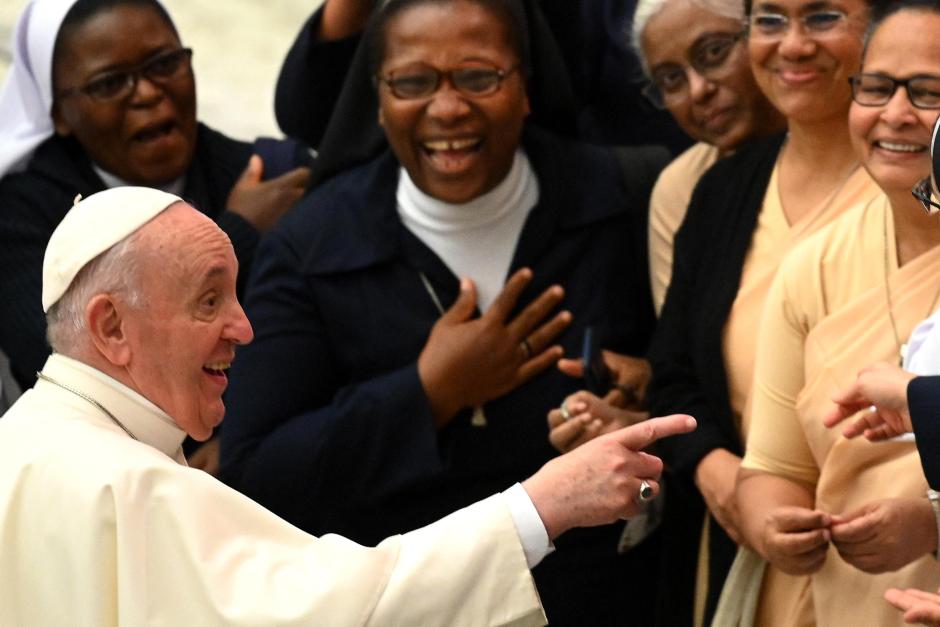 Papa Francisco bromeando