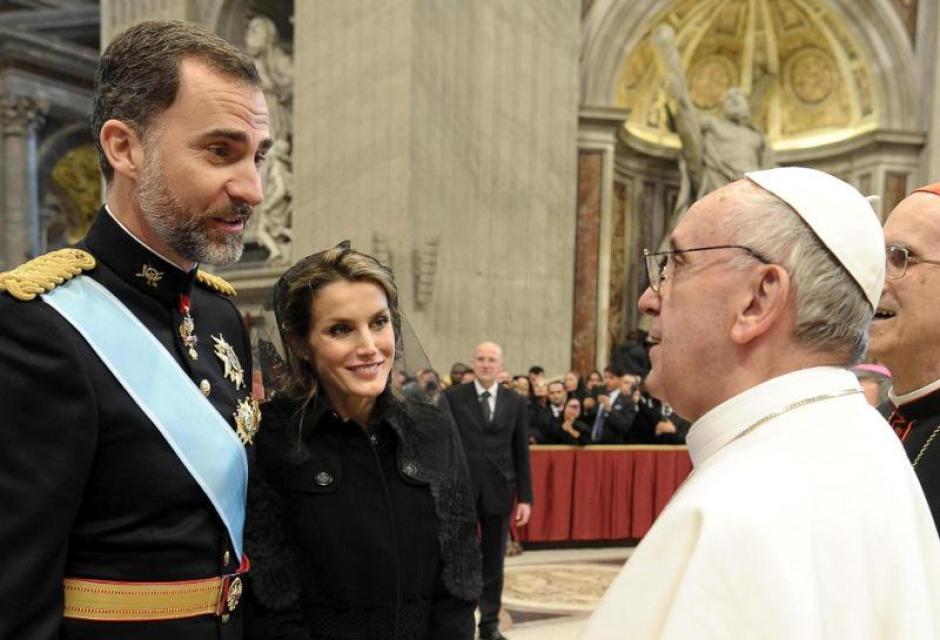 Don Felipe y Doña Letizia, vestida de negro, cuando aún eran Príncipes, con el Papa Francisco