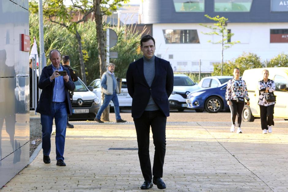 David Sánchez (d), hermano del presidente del Gobierno, Pedro Sánchez, a su llegada a los juzgados