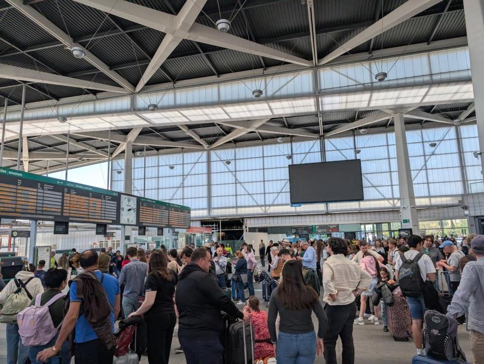 Imágenes de viajeros afectados por el apagón eléctrico en la estación de tren Joaquín Sorolla, en Valencia