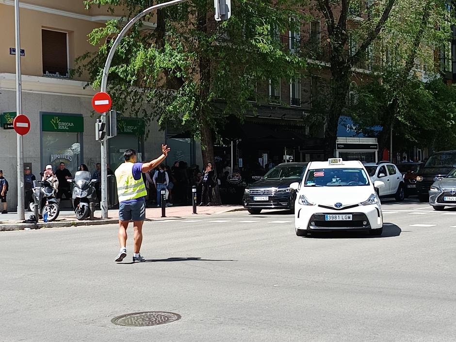 Otro vecino se dirige a un vehículo