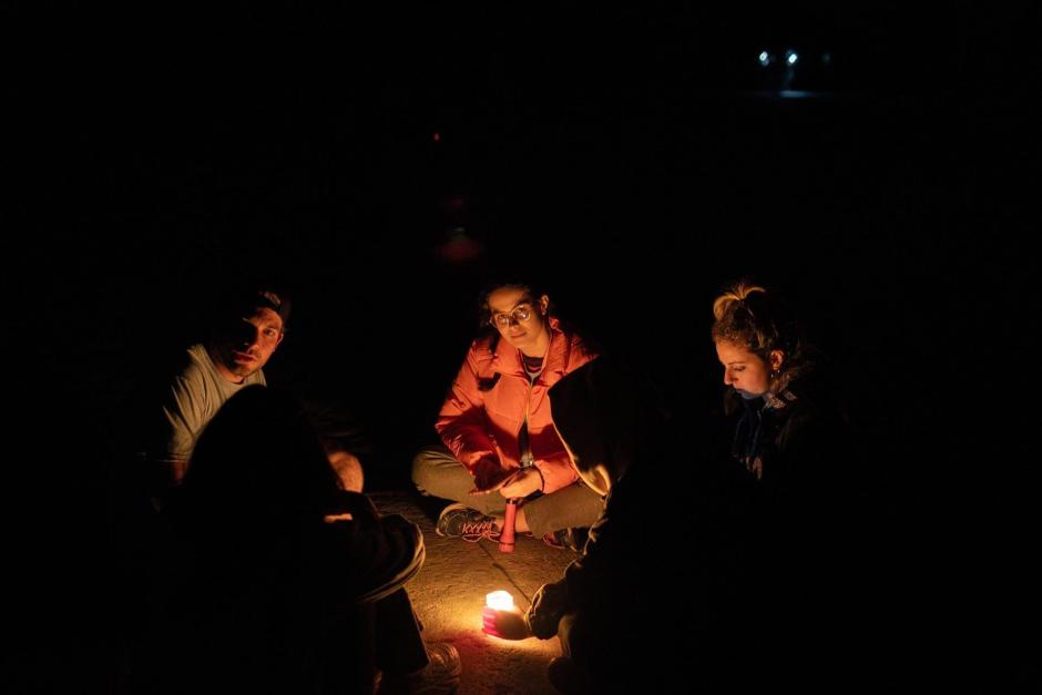 La plaza del Obradoiro en Santiago de Compostela durante el apagón, a 28 de abril de 2025, en Santiago, Galicia (España)
