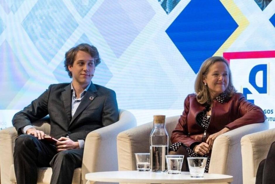 El hijo de Conde-Pumpido junto a Nadia Calviño