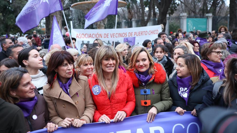 Begoña Gómez junto a las ministras Pilar Alegría y Ana Redondo en la marcha del 8M de 2024