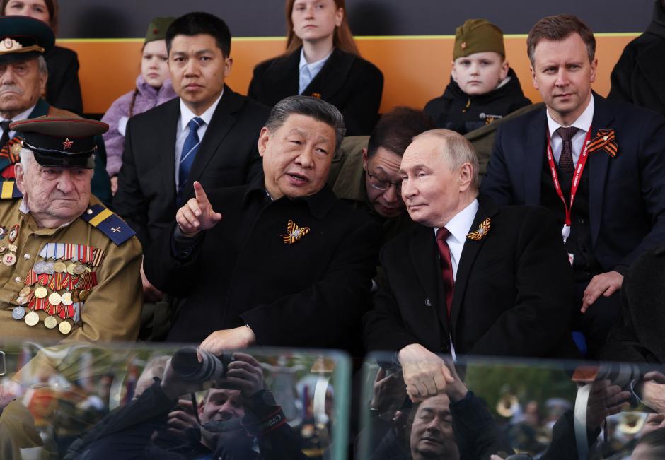 El presidente ruso, Vladímir Putin, y el presidente chino, Xi Jinping, asisten al desfile militar del Día de la Victoria en la Plaza Roja, en el centro de Moscú