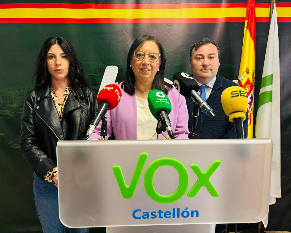La presidenta de Vox en la Comunidad Valenciana, Llanos Massó junto con la concejal de Almazora