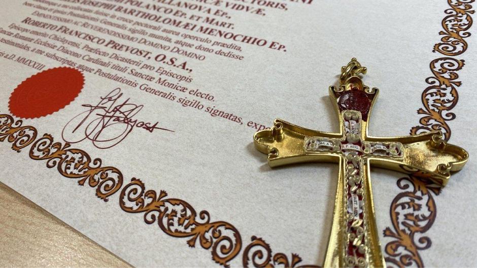 La cruz pectoral de León XIV, junto al certificado de autenticidad de las reliquias
