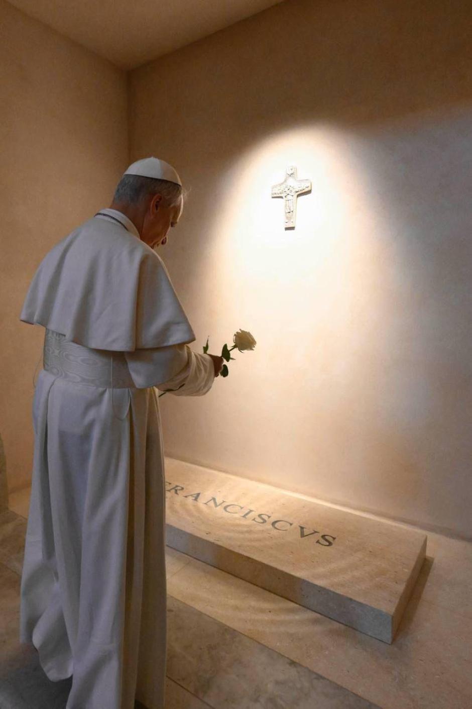 El Papa León XIV ante la tumba de su predecesor