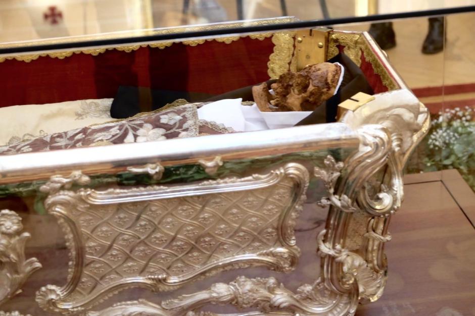 Veneración pública de los restos de Santa Teresa de Jesús en la Basílica de Nuestra Señora de la Anunciación de Alba de Tormes (Salamanca)