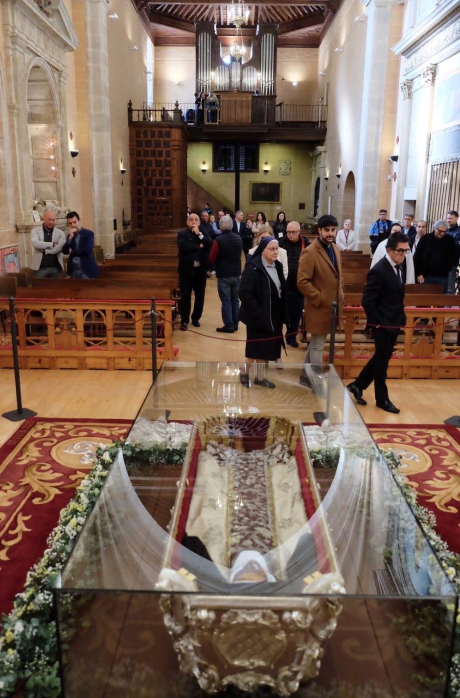 Veneración pública de los restos de Santa Teresa de Jesús en la Basílica de Nuestra Señora de la Anunciación de Alba de Tormes (Salamanca)