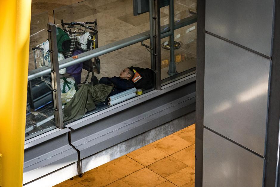 Un hombre duerme en la T4 del Aeropuerto Adolfo Suárez-Madrid Barajas, a 12 de mayo de 2025, en Madrid (España)