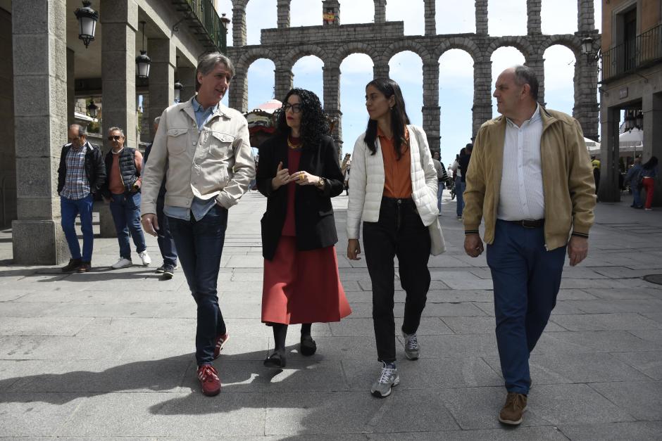El secretario general del PSOE en Castilla y León, Carlos Martínez, a la izquierda