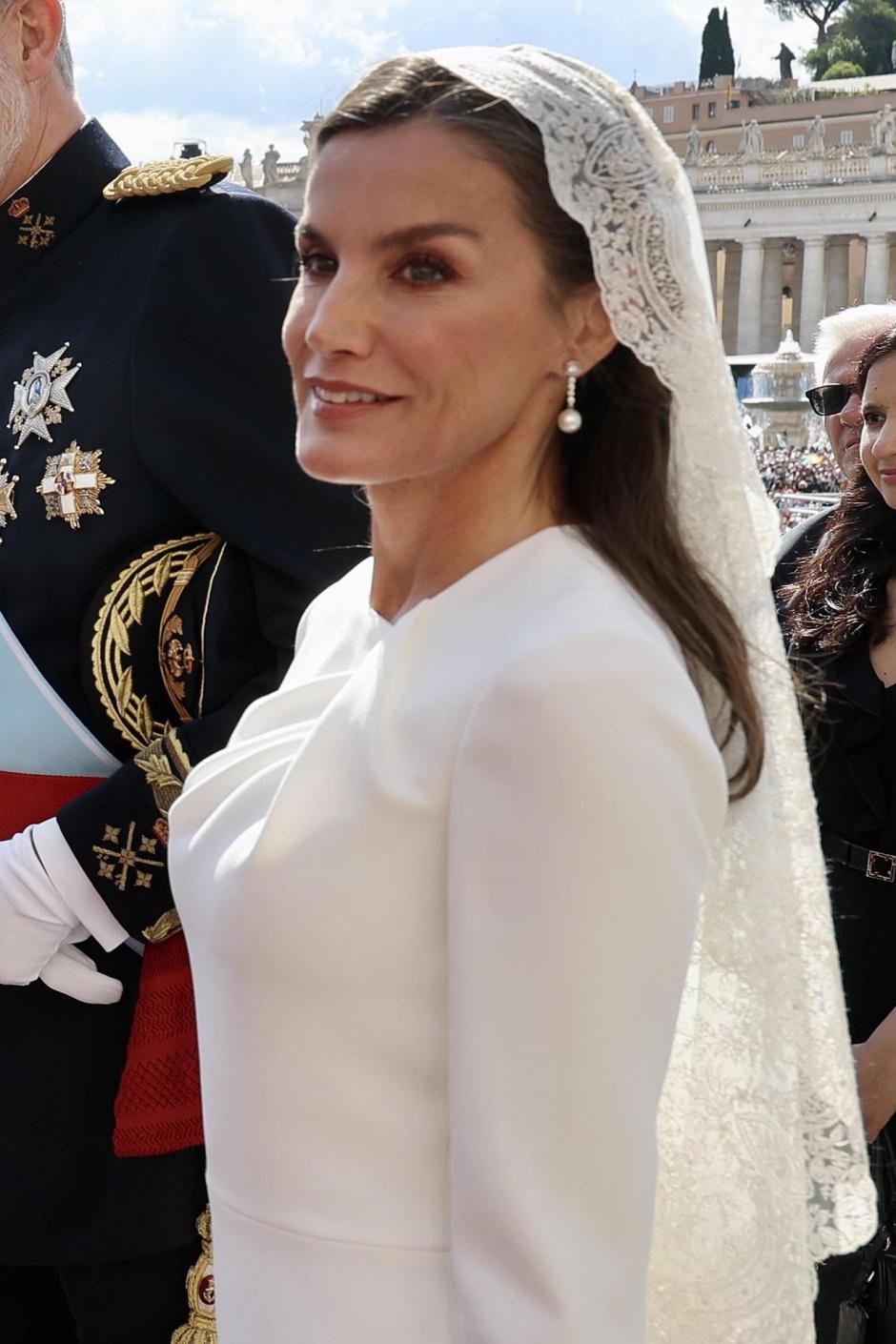 La reina Letizia, a su llegada a la misa del inicio del pontificado del papa León XIV
