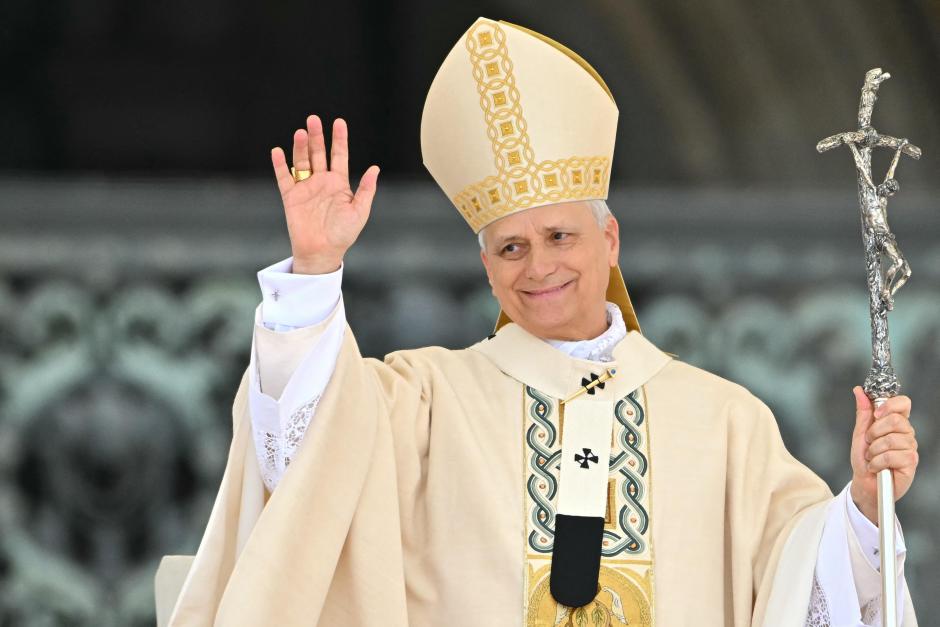 Pope Leo XIV waves after delivering the Regina Caeli prayer after a Holy Mass for the Beginning of his Pontificate, in St Peter's square in The Vatican on May 18, 2025. (Photo by Alberto PIZZOLI / AFP)