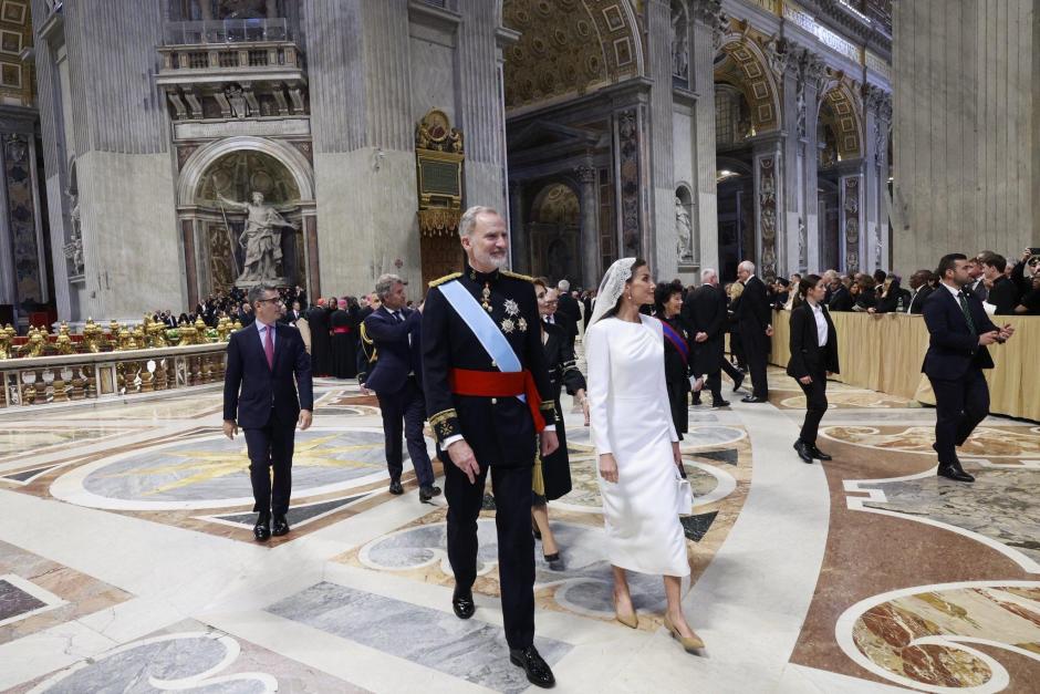 Don Felipe y Doña Letizia acuden a saludar al Papa