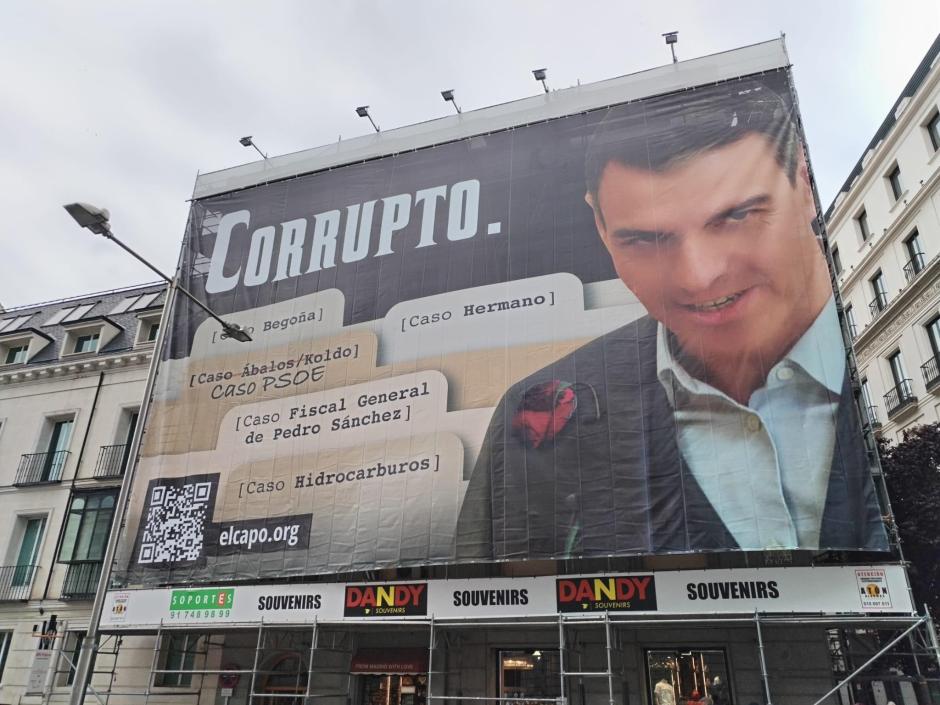 Lona de Hazte Oír frente al Congreso con la imagen de Sánchez