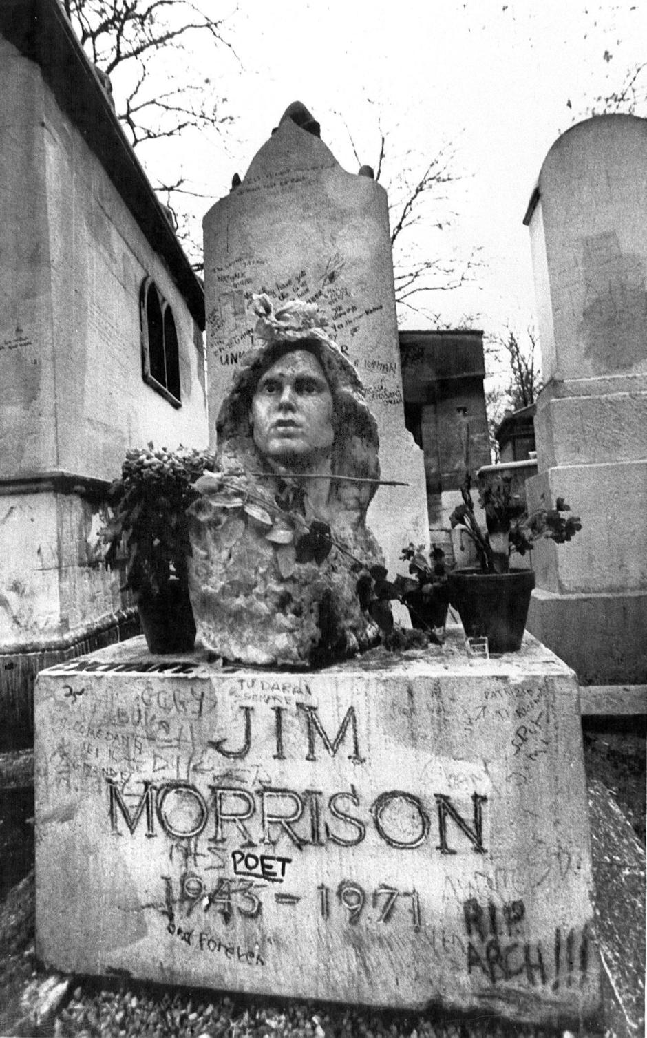 Busto original de Jim Morrison en el cementerio Père Lachaise