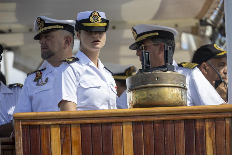 La Heredera de la Corona, en el puente de mando del `Elcano´
