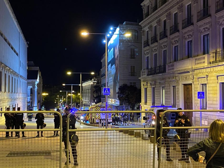 Desmantelan la lona de Hazte Oír frente al Congreso con la imagen de Sánchez