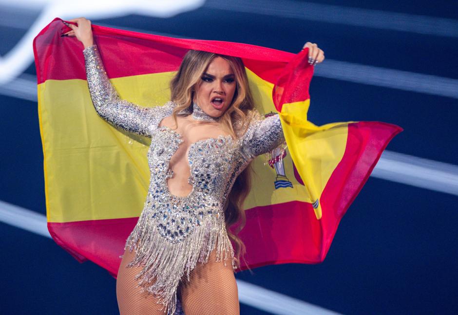 Melody durante el desfile de banderas en Eurovisión 2025