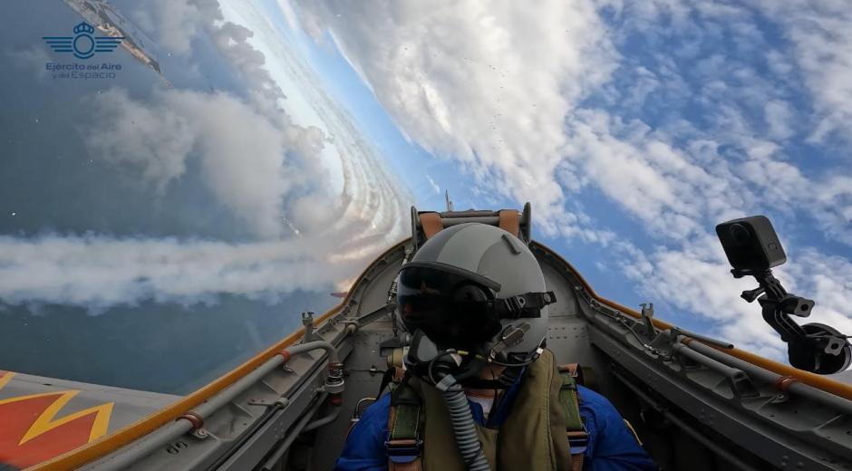 El bicampeón del mundo de motociclismo, Pedro Acosta, durante un momento del vuelo con la Patrulla Águila