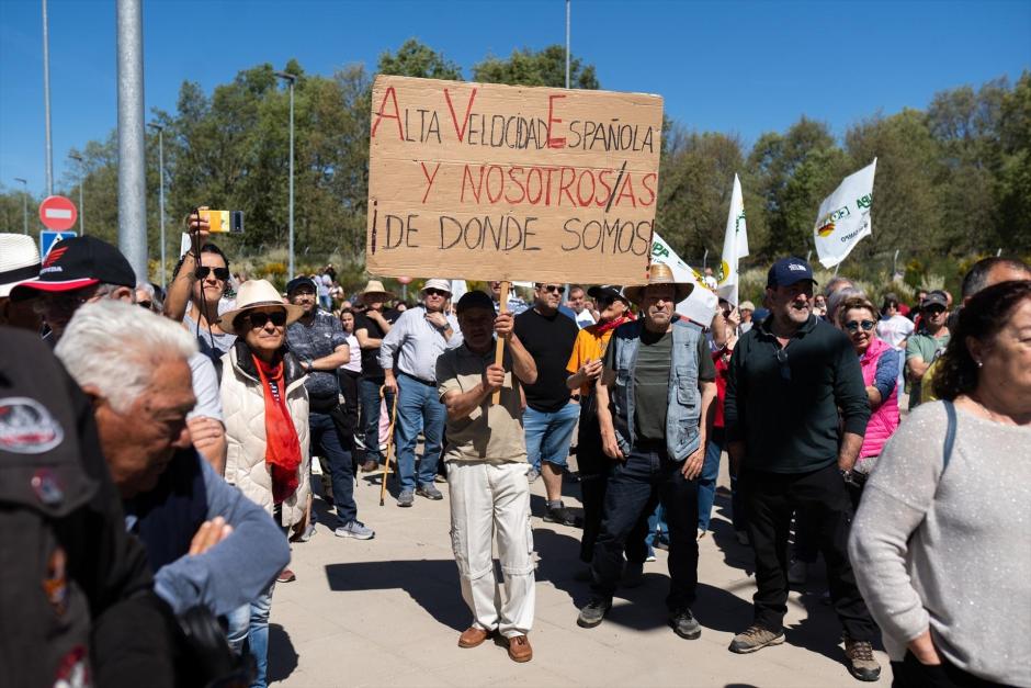 Varias personas durante una concentración contra la pérdida de frecuencias ferroviarias, frente a la estación de Otero de Sanabria, a 24 de mayo de 2025, en Sanabria, Zamora, Castilla y León (España). La Alianza UPA-COAG ha convocado esta concentración bajo el lema ‘Sin tren no hay futuro’ en respuesta al malestar generado en Sanabria y la provincia de Zamora por la reorganización de trenes de Renfe a partir del próximo 9 de junio. La medida supondrá la supresión de frecuencias, especialmente de los trenes de primera hora de la mañana, lo que afecta a numerosos usuarios habituales.

Emilio Fraile / Europa Press
24 MAYO 2025;ZAMORA;FERROVIARIO;CASTILLA Y LEÓN;TREN;TRANSPORTE
24/5/2025