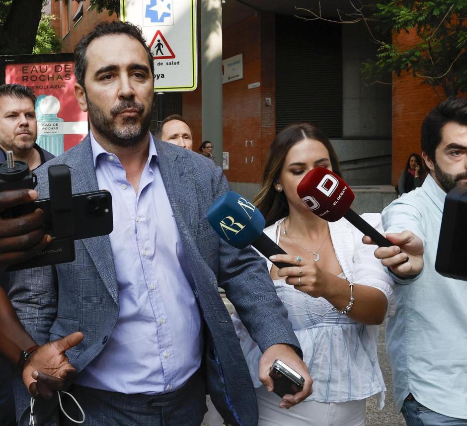 El empresario Víctor de Aldama (c), investigado en el caso PSOE, tras la comparecencia de Leire Díez