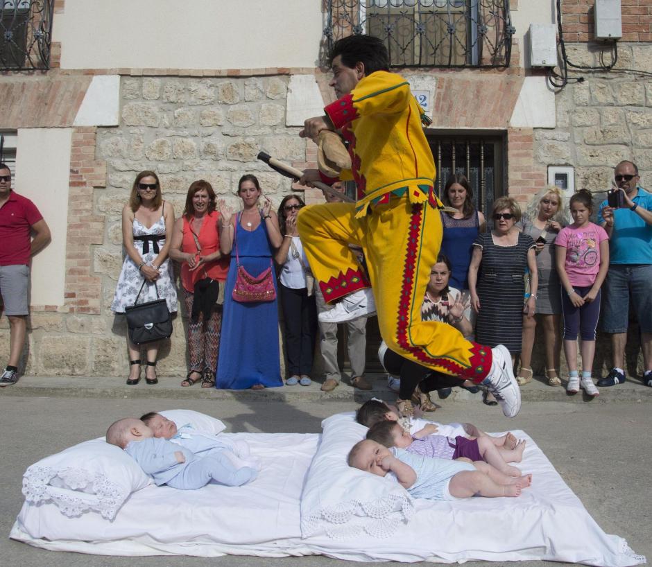 El protagonista de las fiestas de Castrillo de Murcia en Burgos, llamado el Colacho realiza el salto a los bebés, tradición que se celebra todos los años en torno a la festividad del Cospus Christi