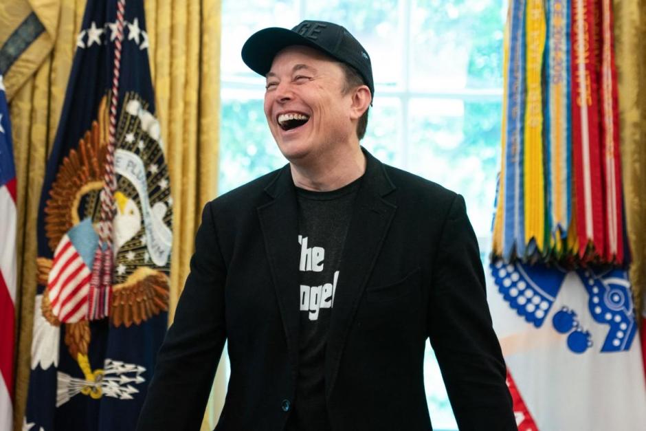Elon Musk ríe durante una rueda de prensa con el presidente estadounidense Donald Trump