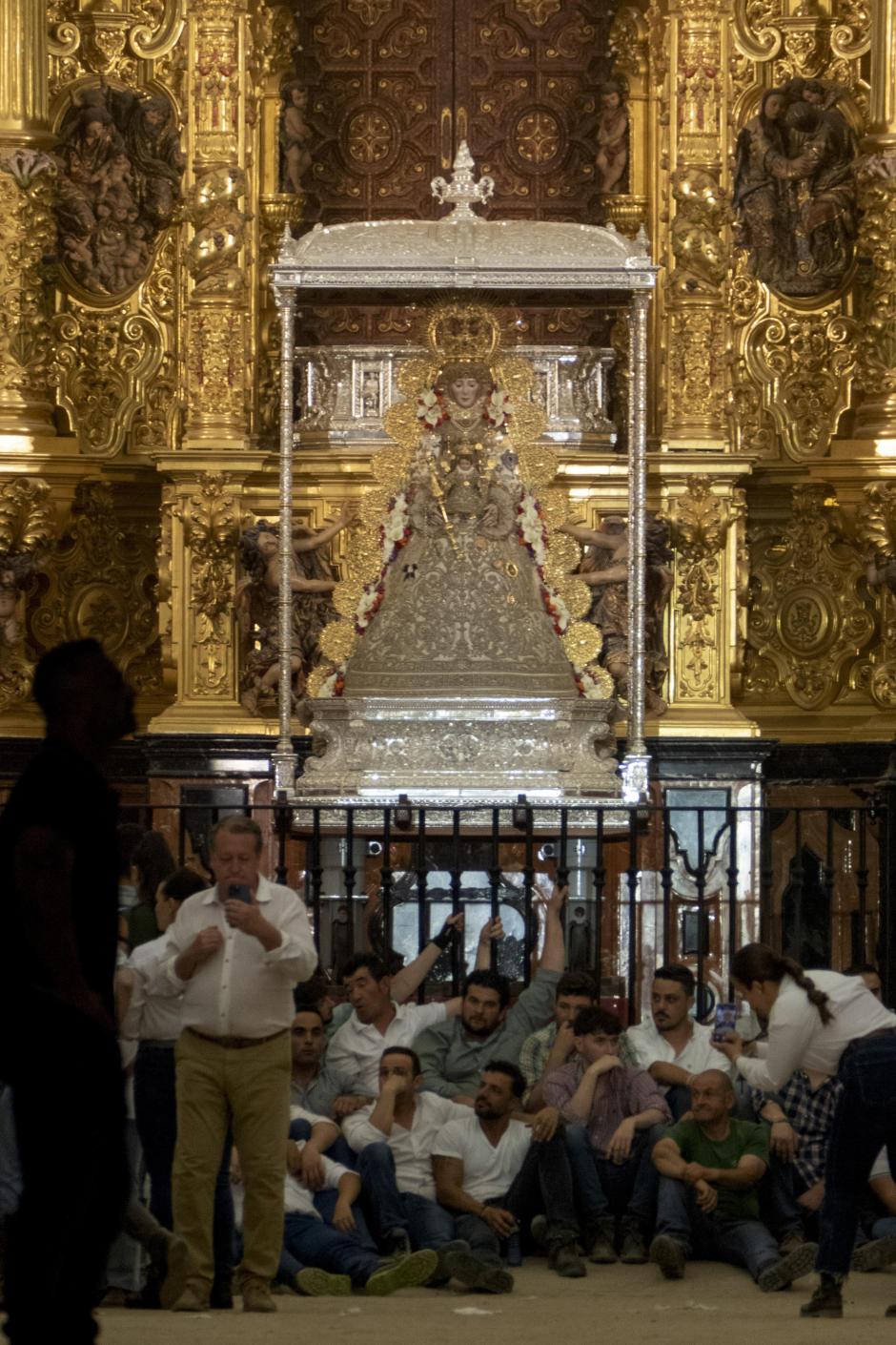 ALMONTE (HUELVA), 09/06/2025.- Los almonteños han saltado la reja a las 2:42 horas, instante en el que el Simpecado de la Hermandad Matriz de Almonte ha aparecido por la Concha Peregrina que hace de pórtico del Santuario de la Virgen del Rocío, procedente del rezo del Santo Rosario, dando comienzo la procesión de la imagen. EFE/David Arjona