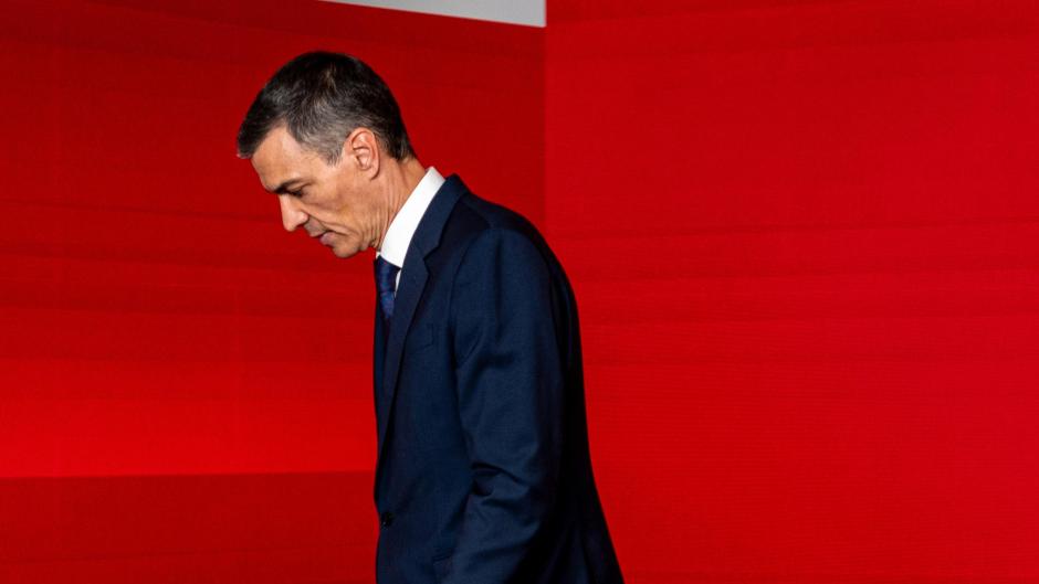 Pedro Sánchez, cabizbajo tras su comparecencia