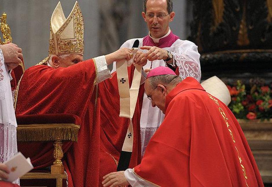 Benedicto XIV imponiendo el palio a un arzobispo metropolitano
