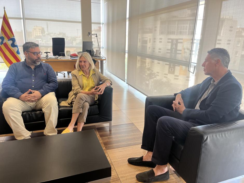 La alcaldesa de Bétera, Elia Verdevío, en la reunión con su homólogo de Badalona, Xavier García Albiol