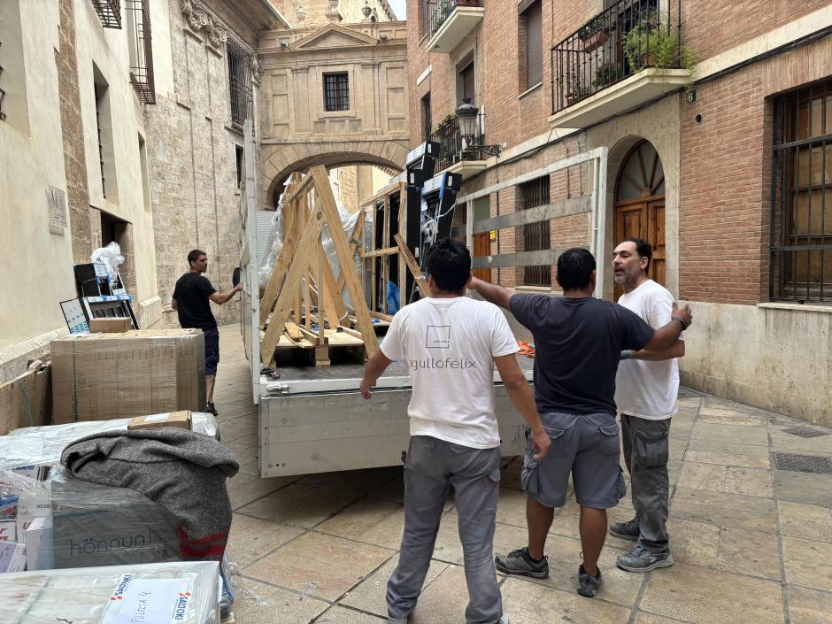 Imagen tomada este martes de varios inmigrantes regularizados trabajando en una obra en Valencia