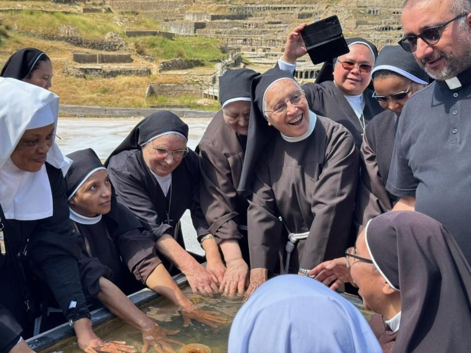 Algunas de las religiosas, en su visita a las Salinas de Araña
