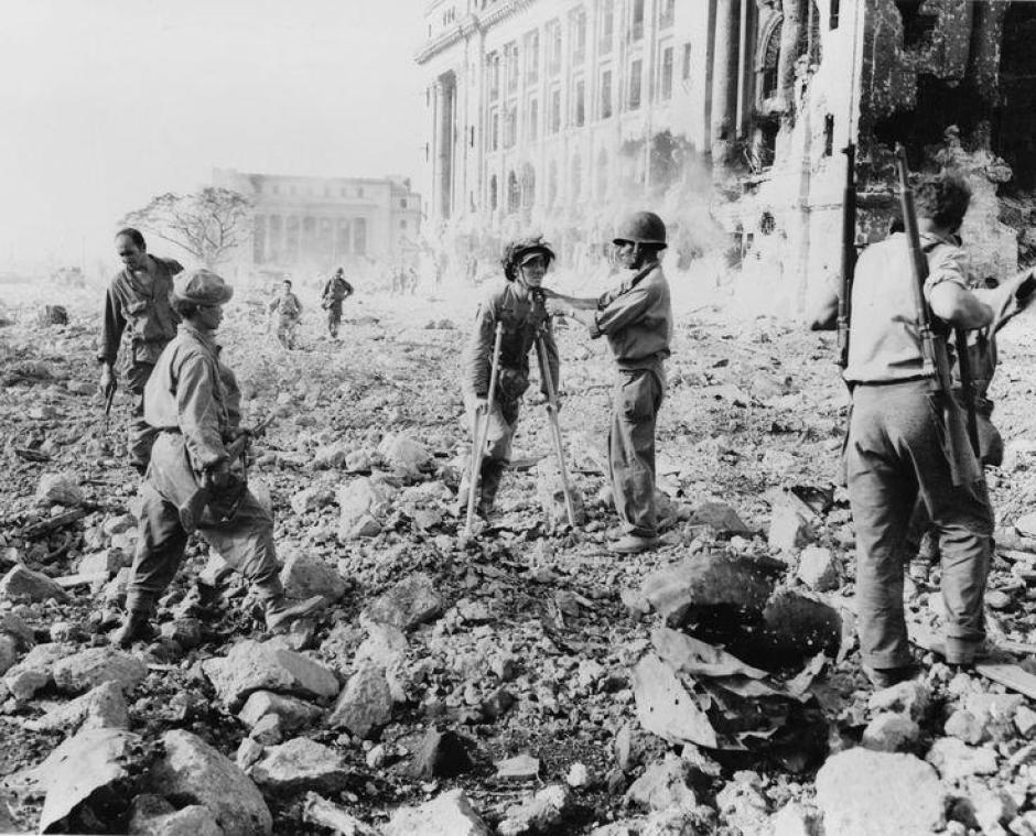 Las fuerzas imperiales japonesas heridas se rinden a los soldados estadounidenses y filipinos