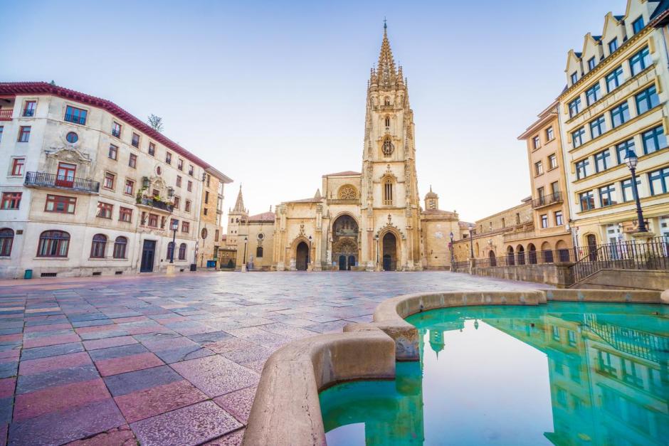 Plaza de Alfonso II El Casto y catedral de Oviedo.