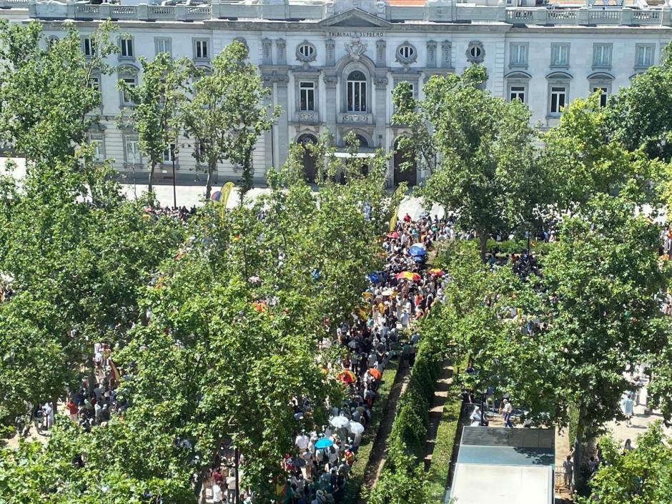 Vista aérea de la multitudinaria protesta de jueces y fiscales ante el Tribunal Supremo