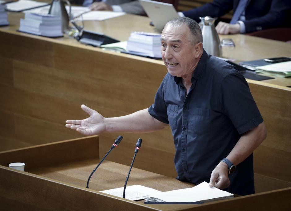 Imagen de este jueves de Joan Baldoví durante la sesión de control a Carlos Mazón en las Cortes Valencianas