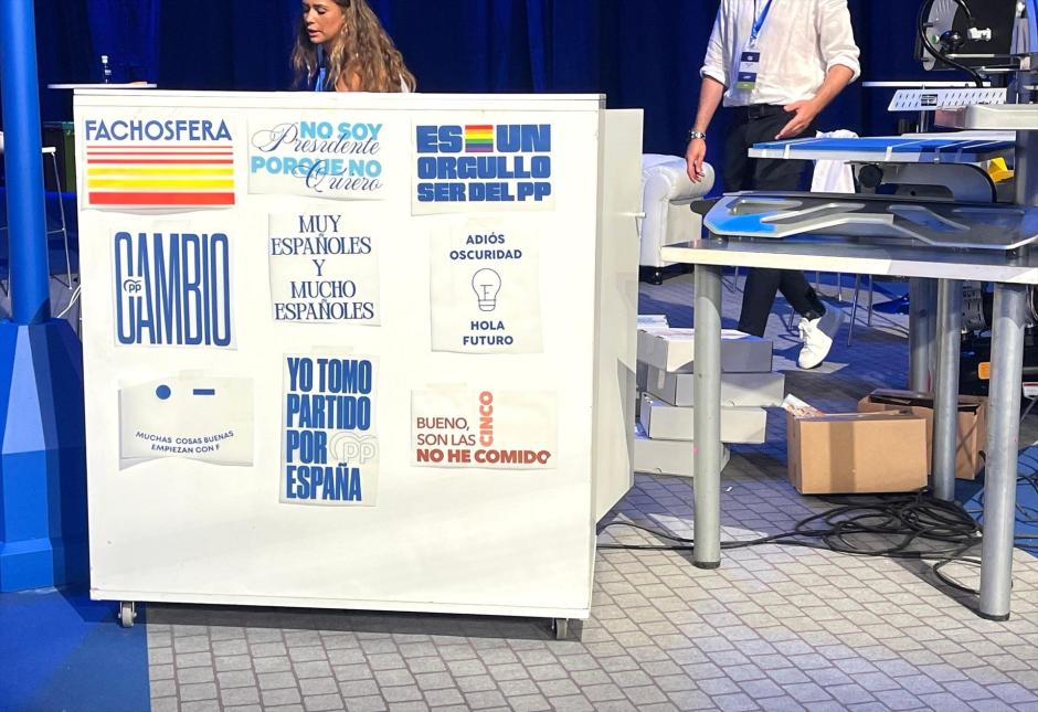 Stand de venta de camisetas en el XXI congreso nacional del Partido Popular.
EUROPA PRESS
04/7/2025