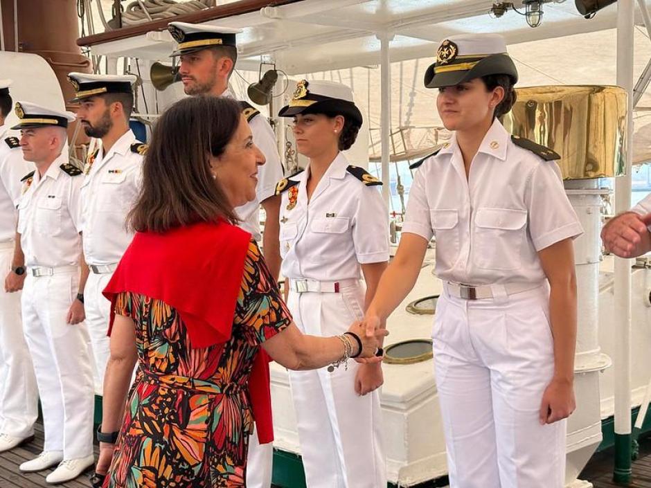 La ministra de Defensa, Margarita Robles, en el buque escuela de la Armada española Juan Sebastián de Elcano